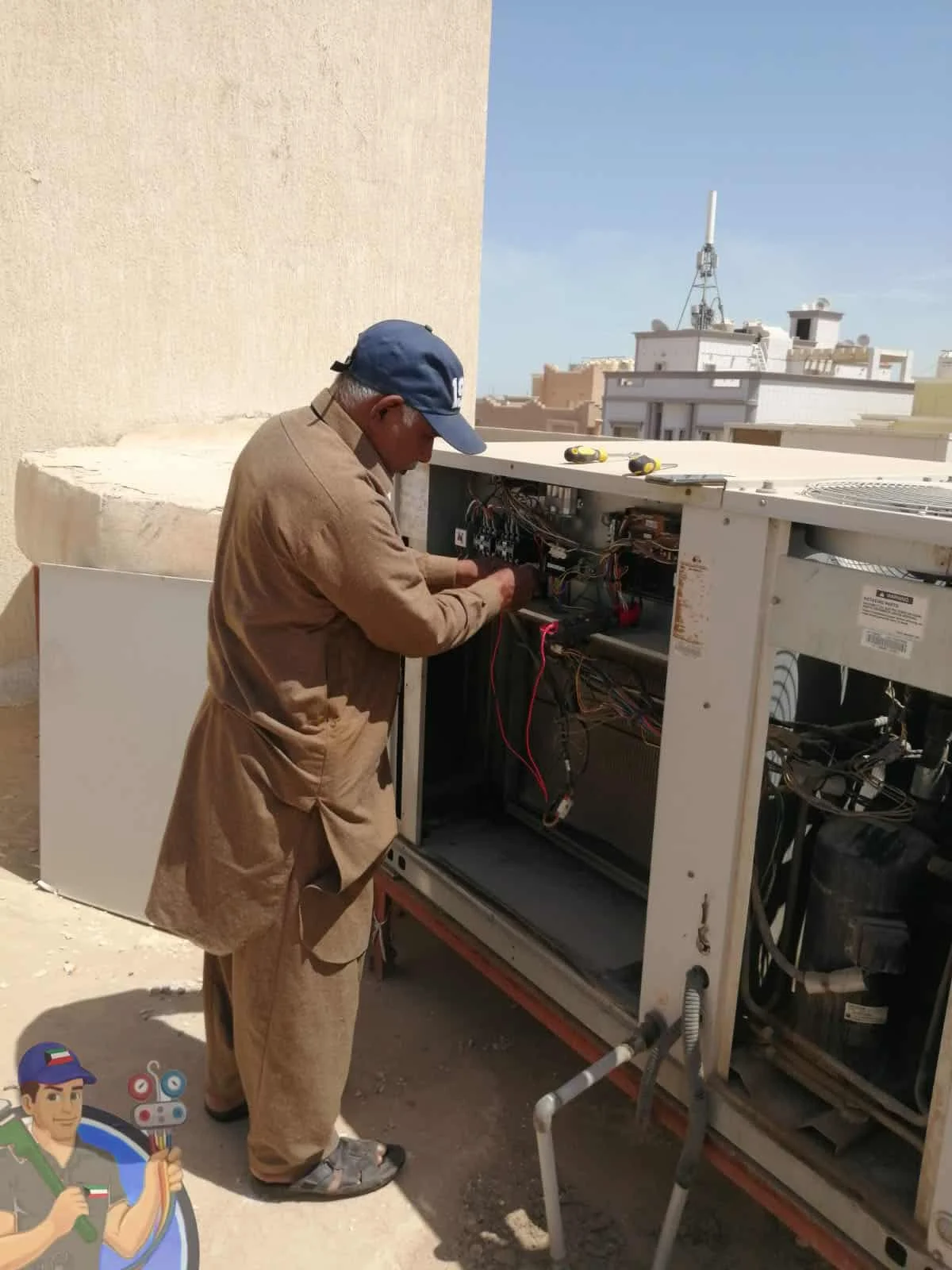 فني أثناء تصليح وحدة تكييف مركزي