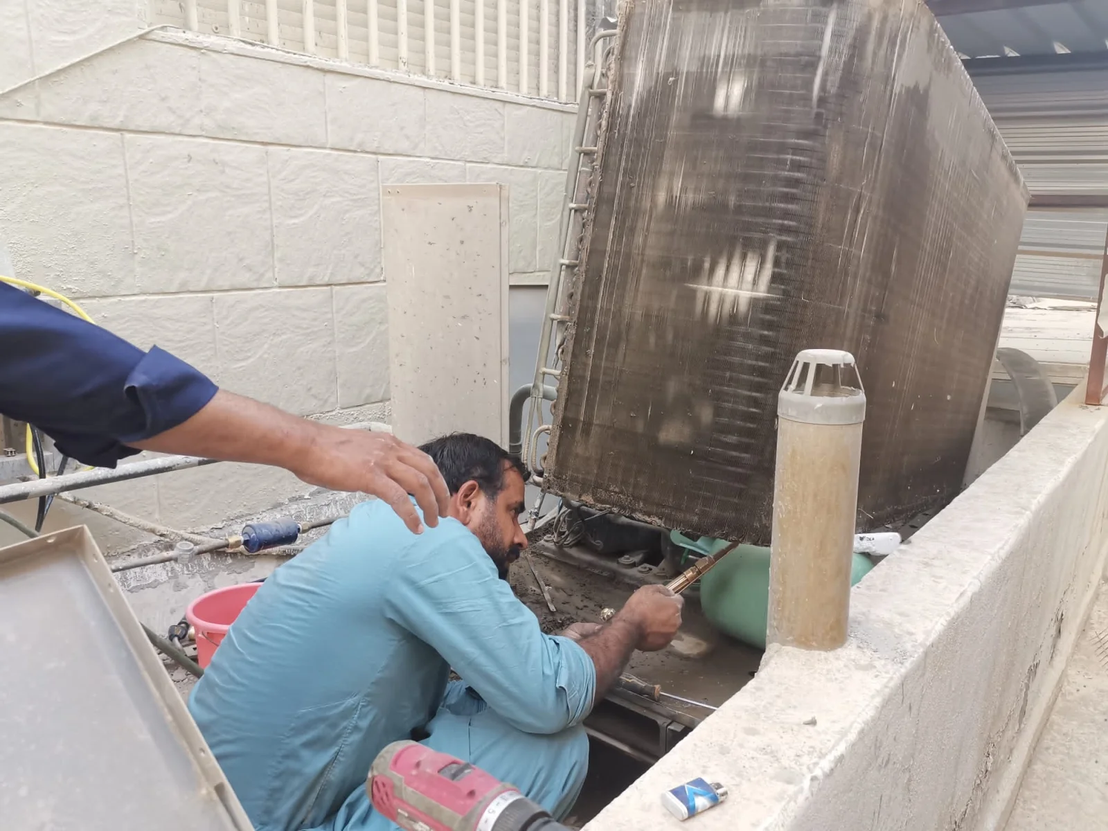 فني دانة الزهراء فيكس أثناء فحص المكيف