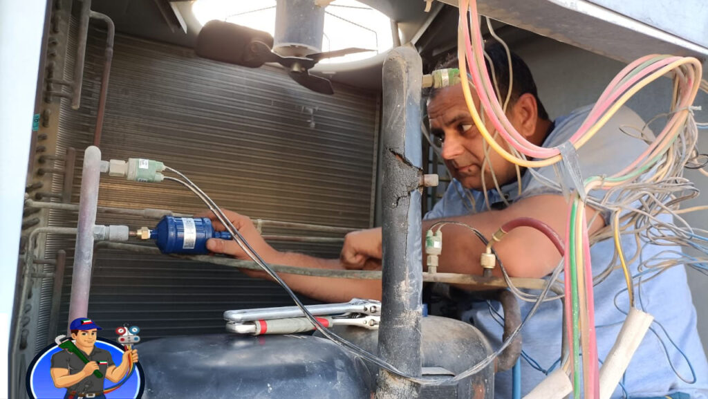 الفني أثناء فحص و إصلاح وحدة تكييف مركزي 