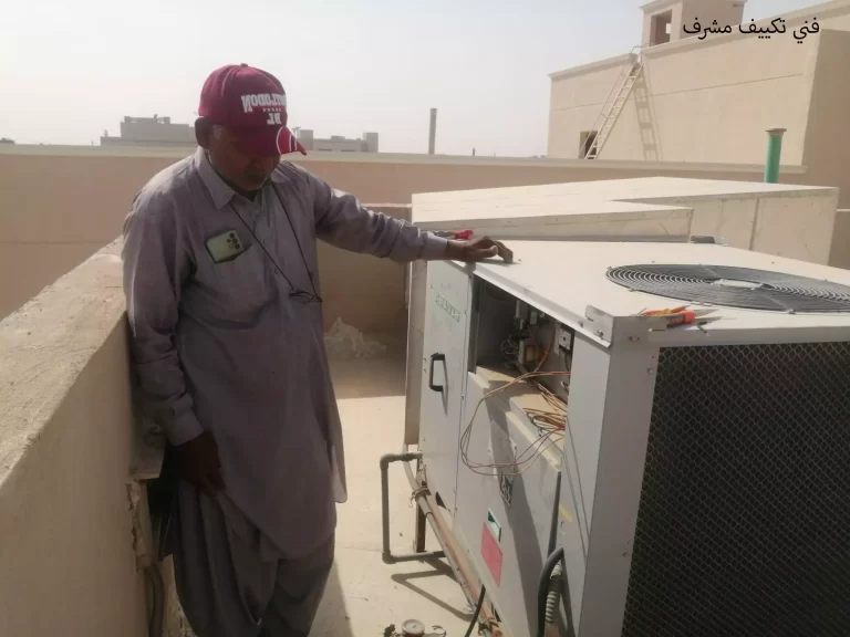 فني تكييف مشرف هاتف رقم 66858079 3 بعد الصيانة و تشغيل الوحدة .. الفني ناصر بعد عمل الصيانة بمنطقة مشرف